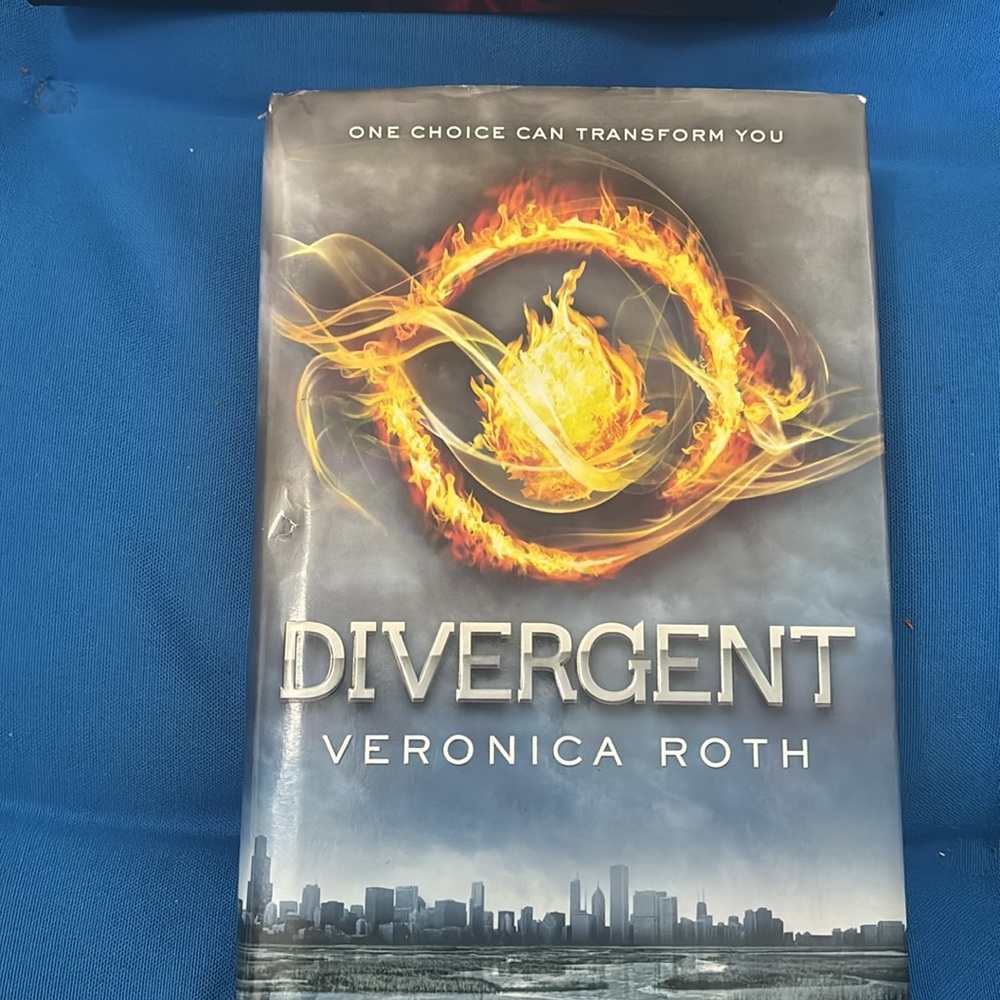 The Divergent Series Divergent + Insurgent + Allegiant + Four NWTS Set - Picture 10 of 16